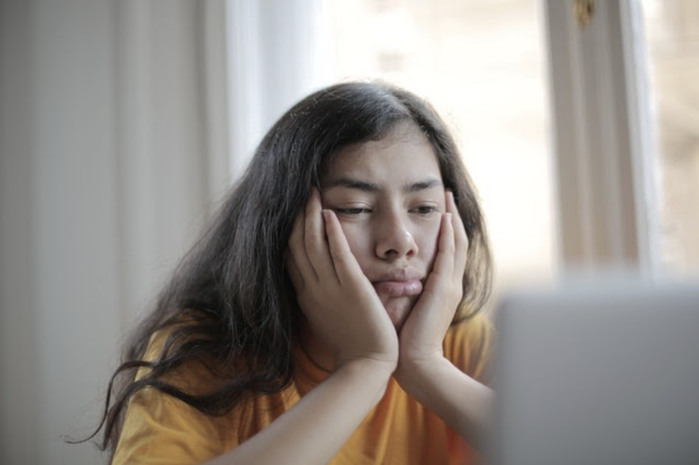 student struggling to stay focused during online high school